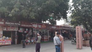 Shops selling souvenirs all along the stretch to Taj Mahal